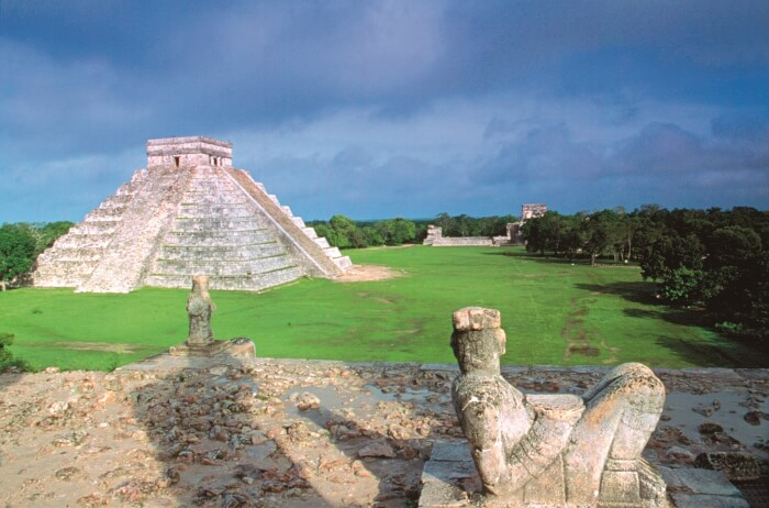 Karibik-Aztecke-pyramidy-v-Mexiku-patri-k-nejvyznamnejsim-historickym-pamatkam-karibske-oblasti.jpg