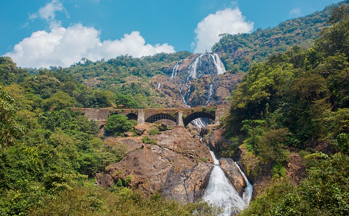 Indie-Goa-Vodopady-Dudhsagar-na-zapade-Goi.jpg