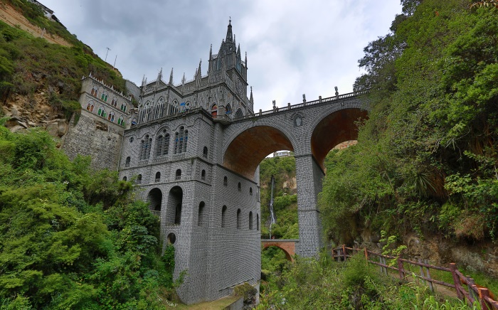 Klaster-Las-Lajas,-historicke-dedictvi-v-Kolumbii.jpg