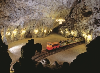 Turistický vláček ve slovinských jeskyních, skutečná železniční síť na povrchu měří 1 200 kilometrů Turisticky-vlacek-ve-slovinskych-jeskynich,-skutecna-zeleznicni-sit-na-povrchu-meri-1-200-kilometru.jpg
