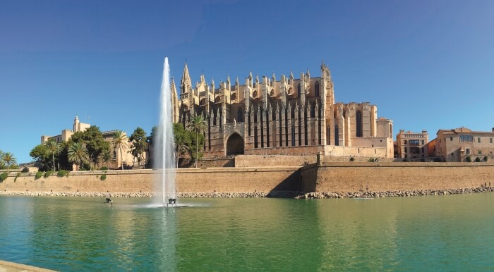 Balearske-ostrovy-Historicke-centrum-mesta-Palma-de-Mallorca.jpg