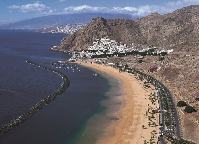 kanary-plaze-Plaz-Las-Teresitas-na-ostrove-Tenerife.jpg