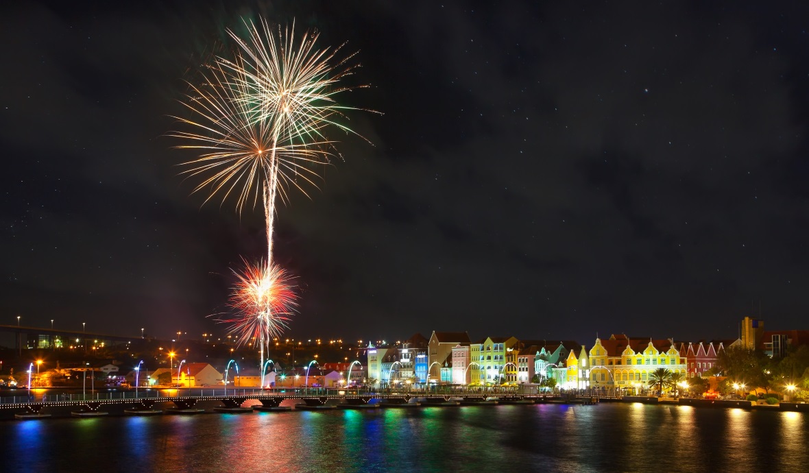 Nejvýznamnější oslavy jsou spojeny s velkolepým ohňostrojem nad mostem Královny Emmy ve Willemstadu.