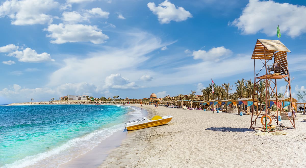 Egypt-Marsa-Alam-Zlatavy-pisek-a-kristalove-pruzracne-more,-to-jsou-plaze-v-Marsa-Alam-(1).jpg
