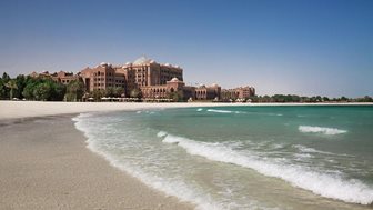 Pláž u hotelu Emirates Palace v Abú Dhabí
