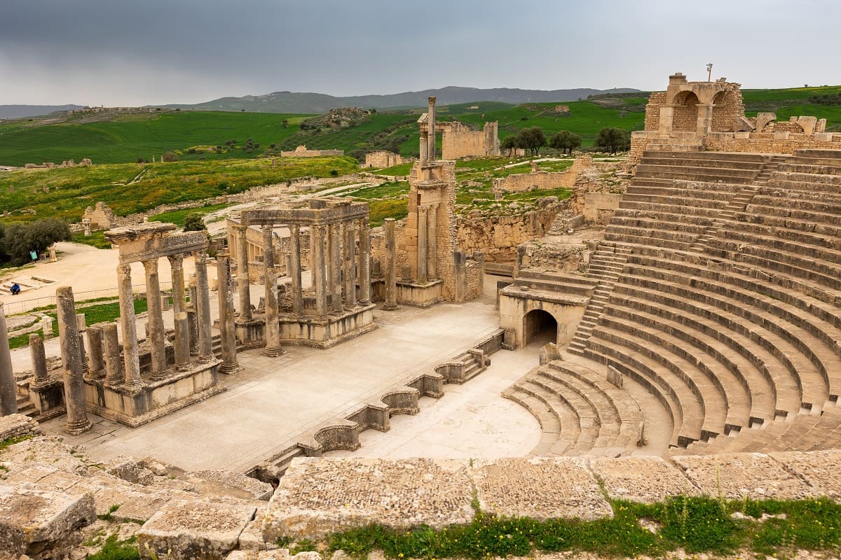 Tunisko, starověké římské divadlo Dougga v Teboursouku