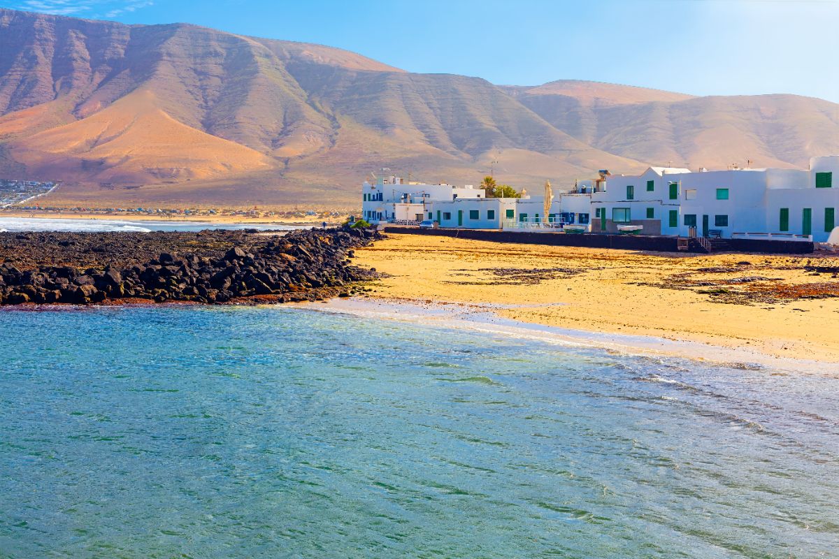 Pobřežní vesnička na Lanzarote