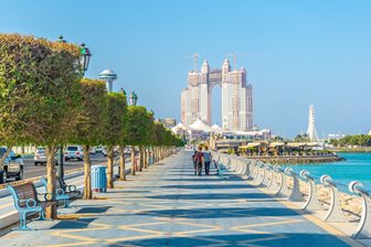 Pohled na bulvár Corniche v Abú Dhabí