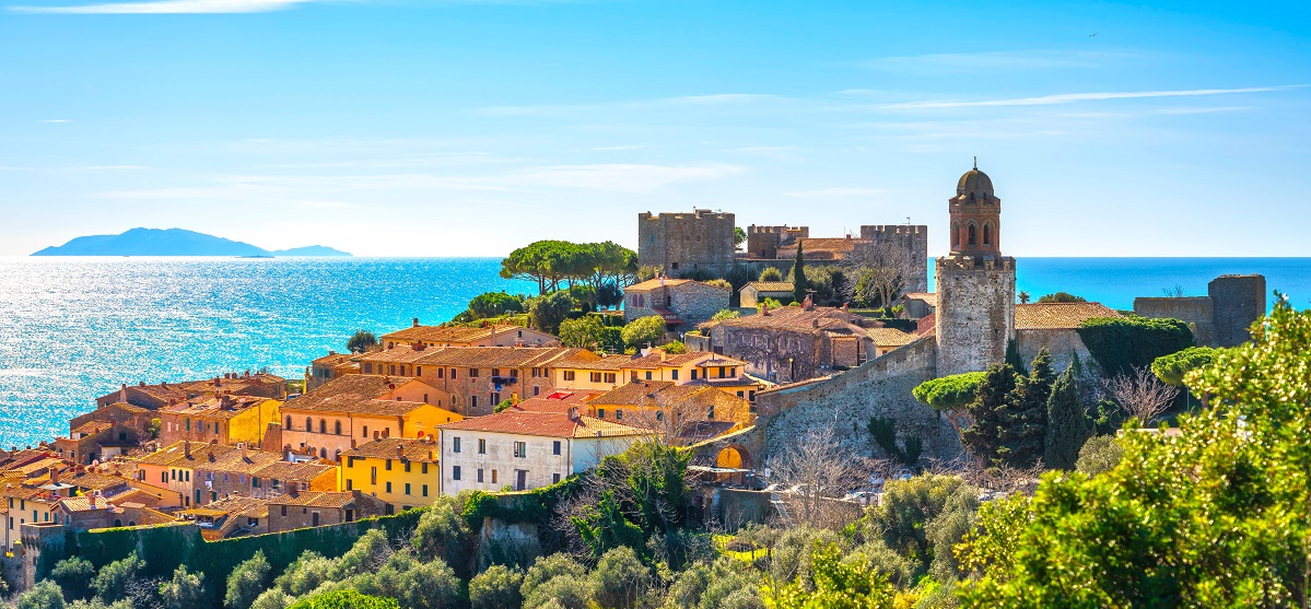 Pohled na město a pobřeží Castiglione della Pescaia v Toskánsku
