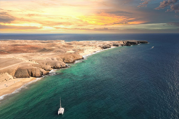 Loď u pobřeží Lanzarote