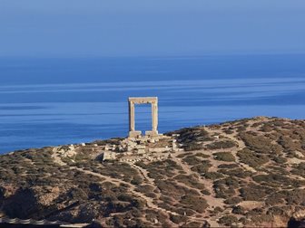 Celkový pohled na nedostavěný Apollónův chrám, Naxos