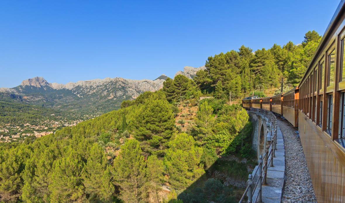 Železnice z Palmy de Mallorcy do Sólleru vede pohořím Serra de Tramuntana. Železnice z Palmy de Mallorcy do Sólleru vede pohořím Serra de Tramuntana.