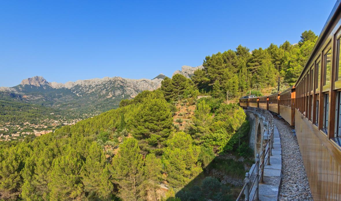 Železnice z Palmy de Mallorcy do Sólleru vede pohořím Serra de Tramuntana.