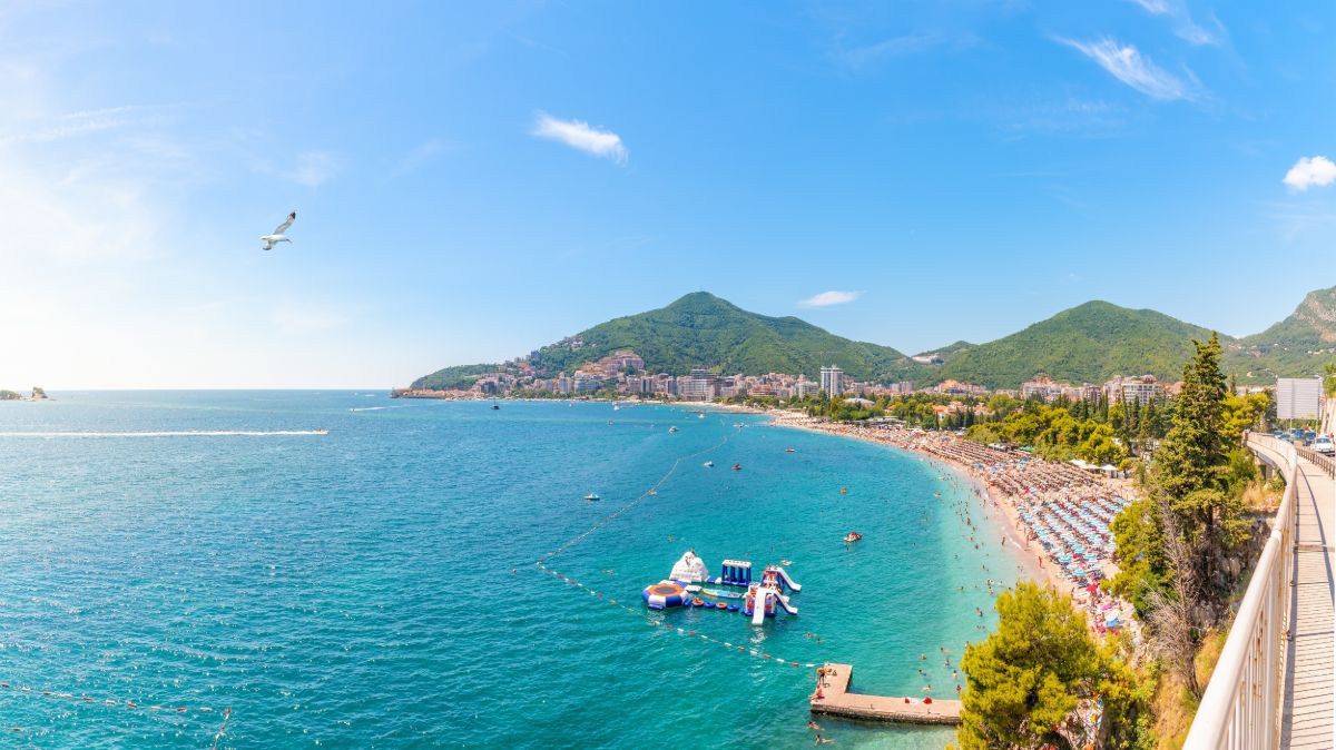 Pláž v letovisku Budva, Černá Hora