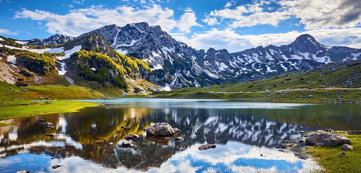Horské jezero a pohoří Durmitor