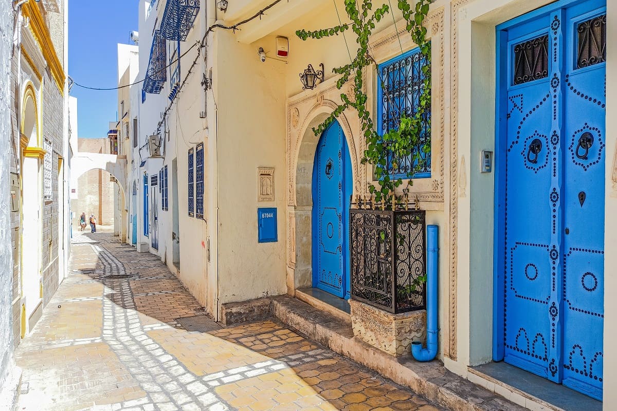 Tunisko, místní ulice s modrými prvky