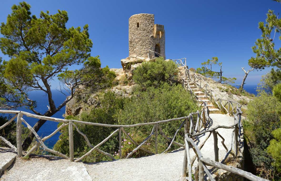 Historická strážní věž nad pobřežím Mallorcy. Historická strážní věž nad pobřežím Mallorcy.