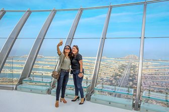 Výhled na umělý ostrov Palm Jumeirah z vyhlídky The View
