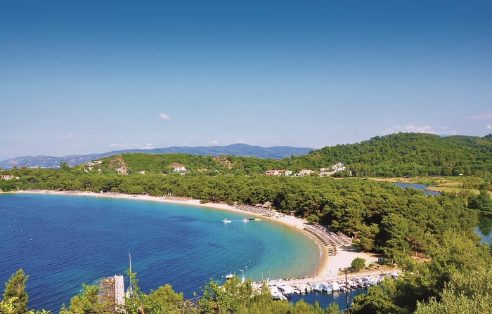 Recko-13-Skiathos-a-Skopelos-Plaz-Koukounaries-na-Skiathu,-v-pozadi-recka-pevnina Recko-13-Skiathos-a-Skopelos-Plaz-Koukounaries-na-Skiathu,-v-pozadi-recka-pevnina