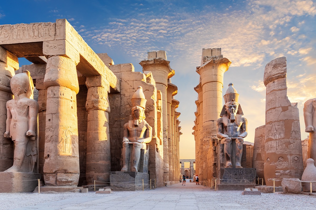 Egypt, nádvoří chrámu v Luxoru a socha Ramsese II. Egypt, nádvoří chrámu v Luxoru a socha Ramsese II.