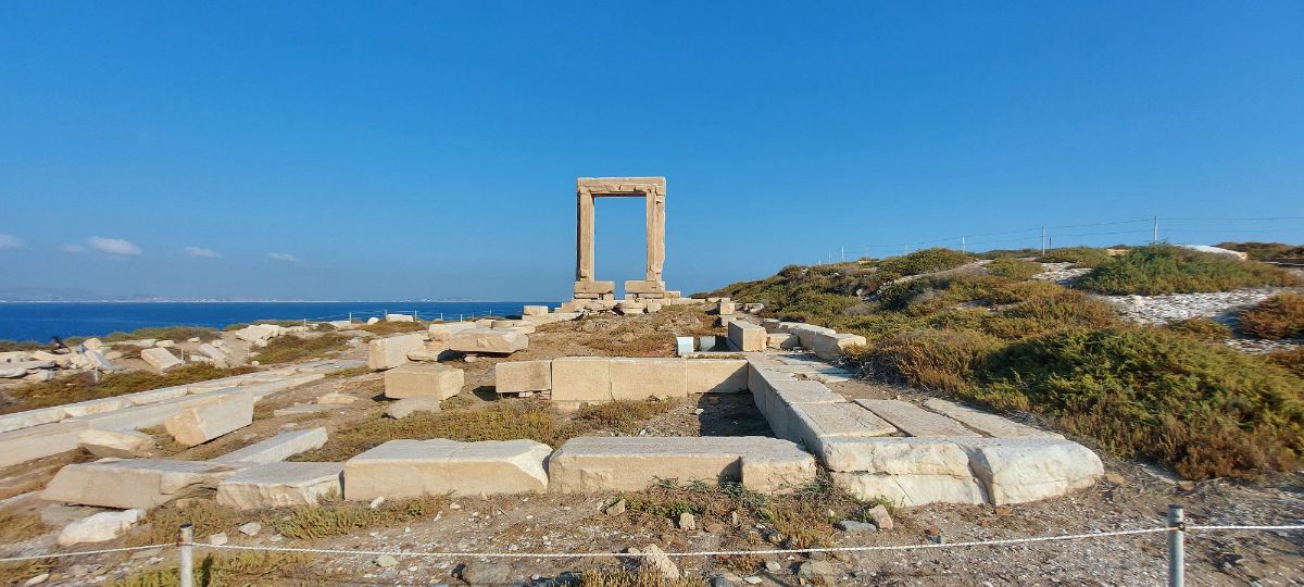 Historická brána Portara v hlavním městě Naxu