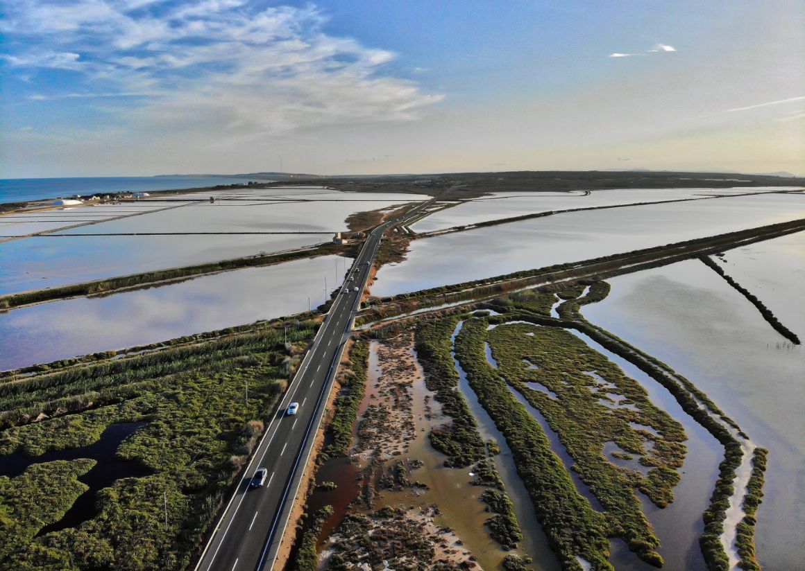 Silnice vinoucí se mezi lagunami a saliništi na pobřeží Costa Blanca