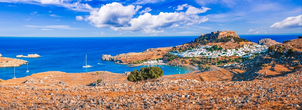 Pohled na nádherný Lindos a akropoli na řeckém ostrově Rhodos Pohled na nádherný Lindos a akropoli na řeckém ostrově Rhodos