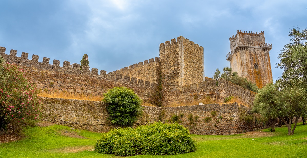 Staré městské hradby a ruiny středověkého hradu Beja Staré městské hradby a ruiny středověkého hradu Beja
