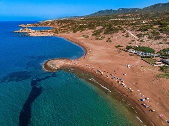 Celkový pohled na severokyperskou pláž Alagadi