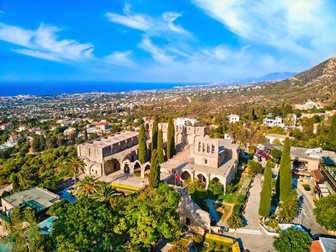 Celkový pohled na severokyperské opatství Bellapais