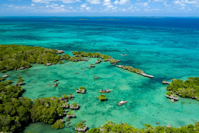 Zanzibar je proslulý tyrkysově modrou barvou oceánu a celoročně teplou vodou