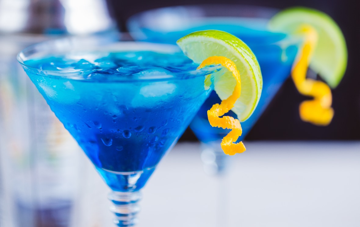 Likér Blue Curaçao je nedílnou součástí exotických tropických koktejlů