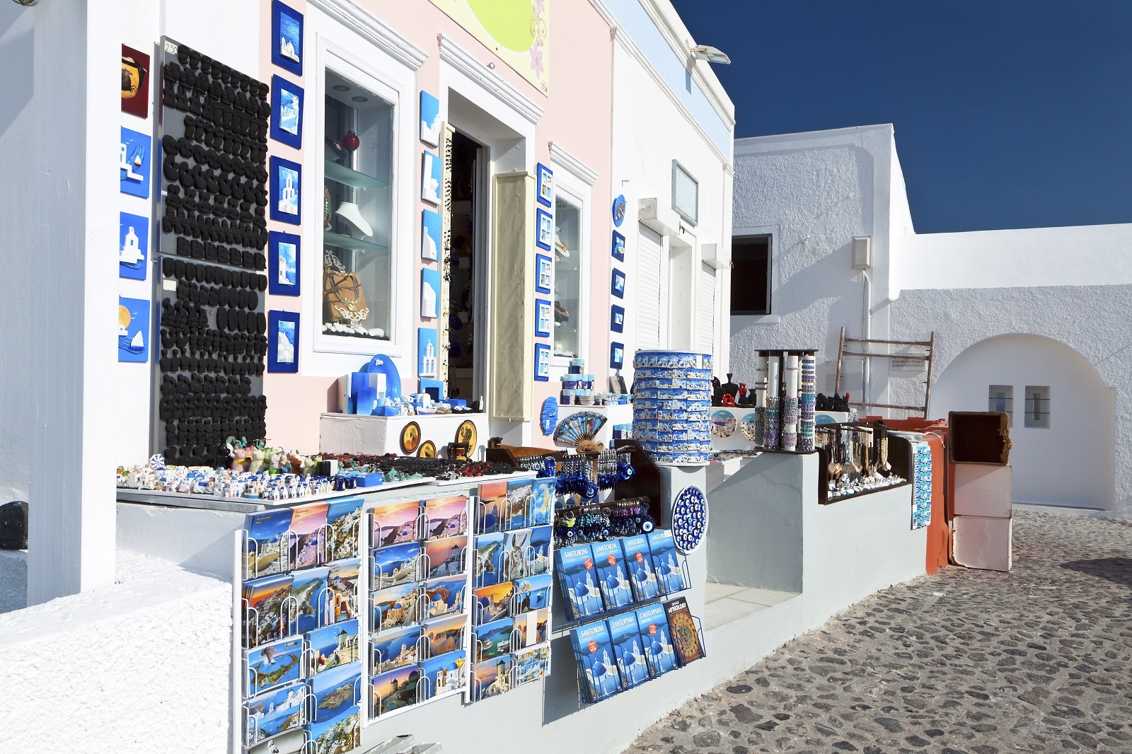 Obchod se suvenýry na Santorini Recky-obchudek-na-Santorini.jpg