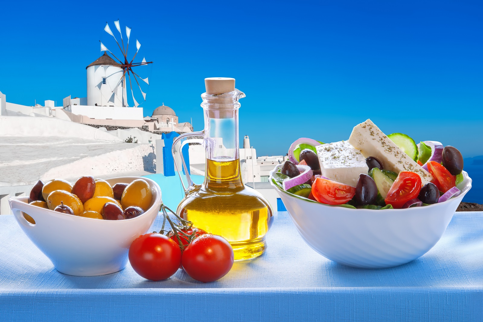 Řecký salát s vesnicí Oia na pozadí Recky-salat-a-Oia,-Santorini.jpg
