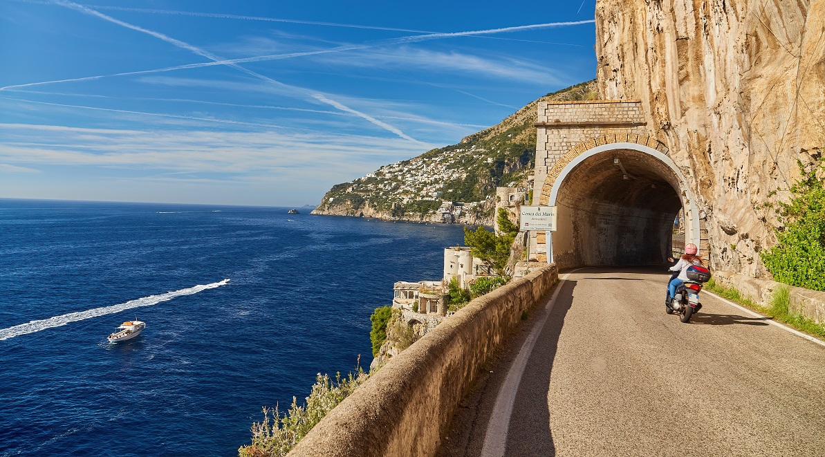 Doprava v Itálii je velmi rozšířená jak auty, tak i na skútrech