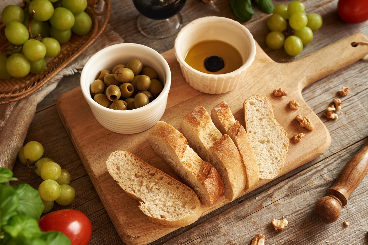 Itálie, místní ciabatta, olivy a olivový olej s balzamikovým octem