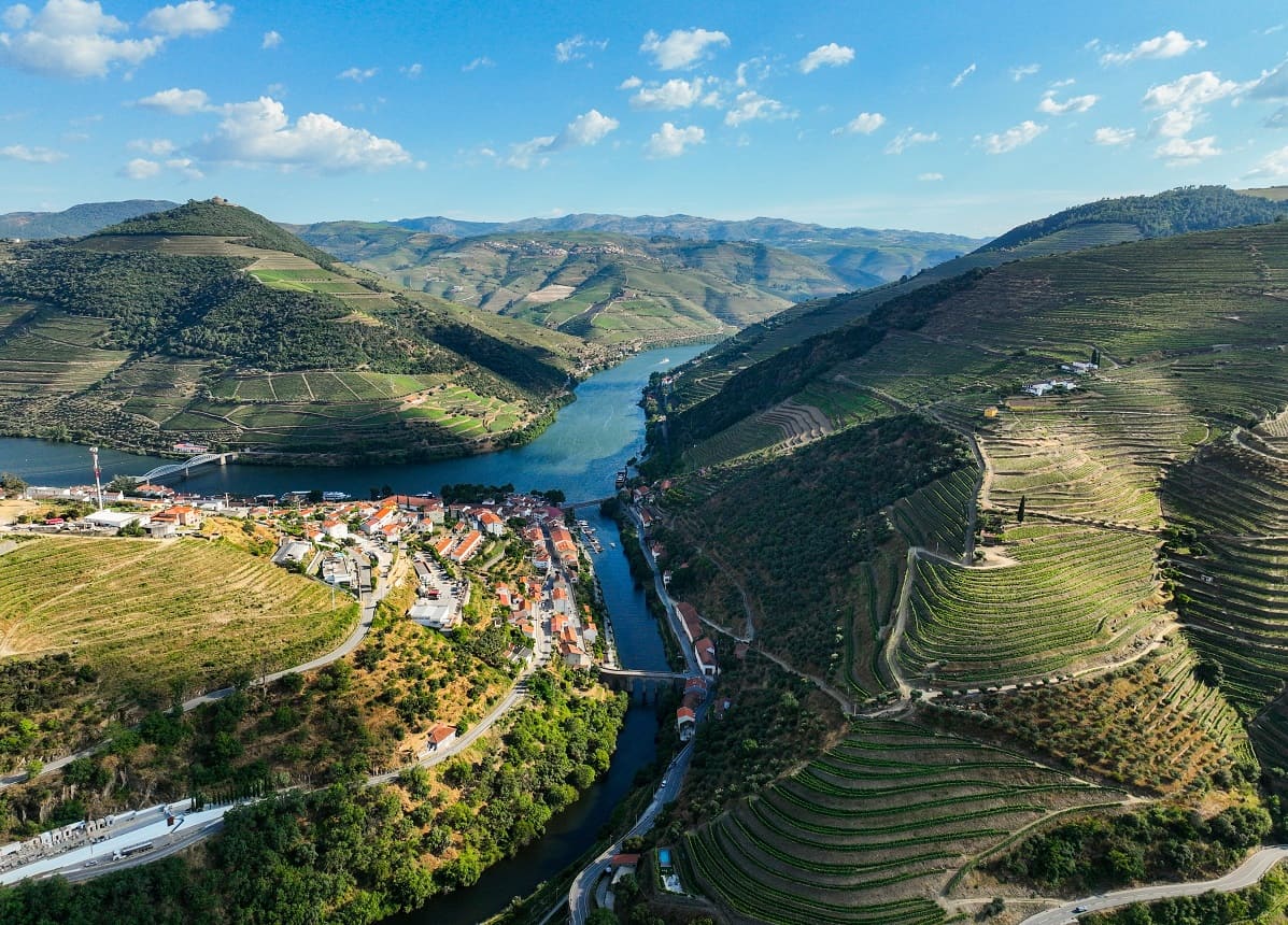 Půvabná vesnice Pinhão a terasovité vinice v údolí Douro v Portugalsku Půvabná vesnice Pinhão a terasovité vinice v údolí Douro v Portugalsku