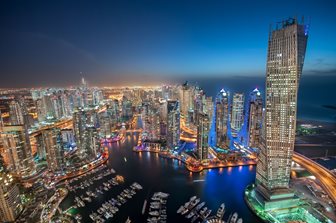 Rozzářená Dubai Marina v noci