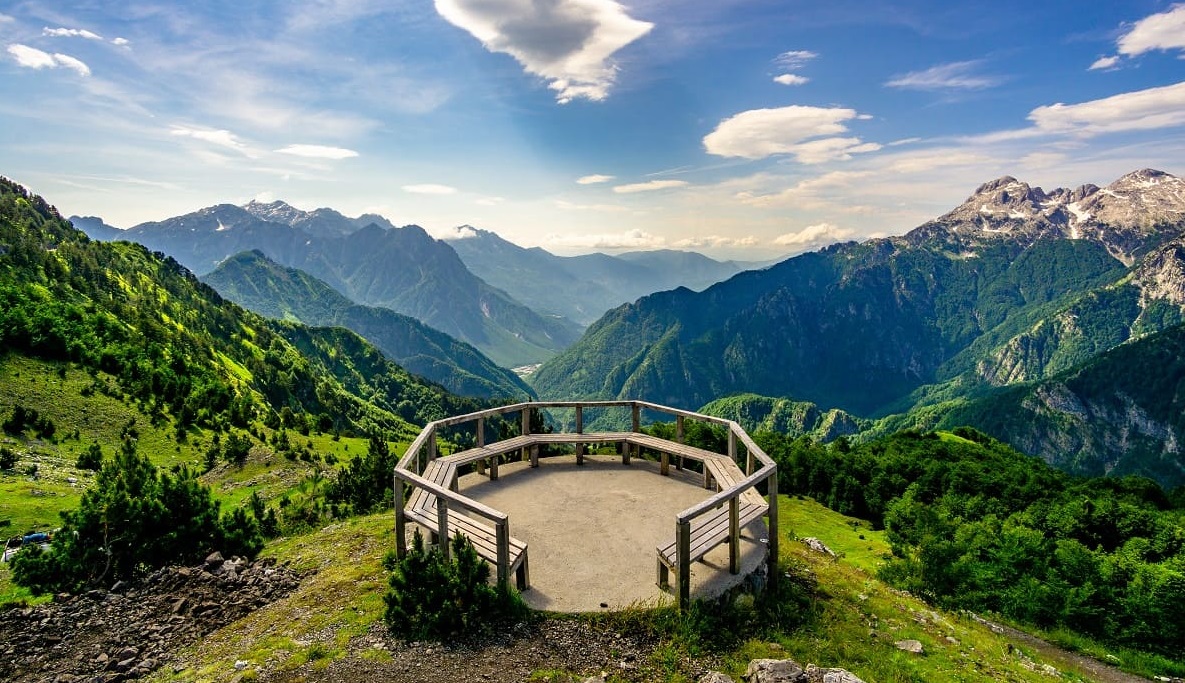Krajina Albánských Alp v okolí vesnice Theth vás okouzlí