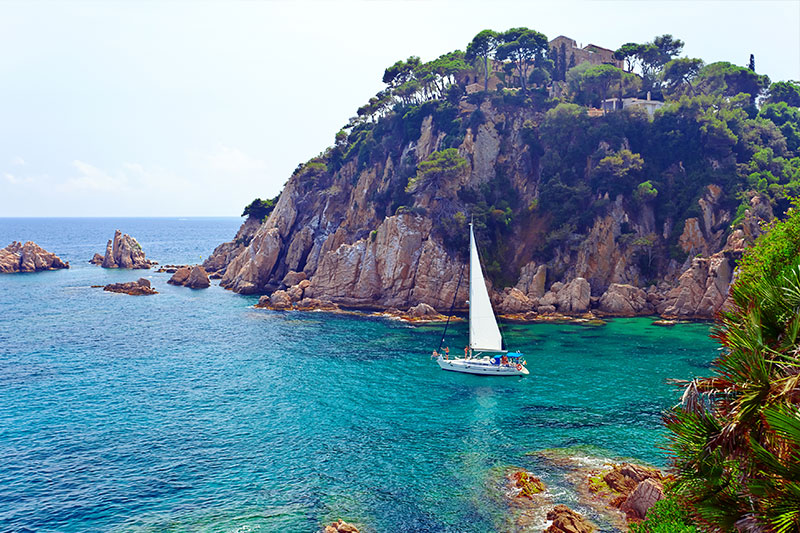 Plavba lodí podél pobřeží Costa Brava