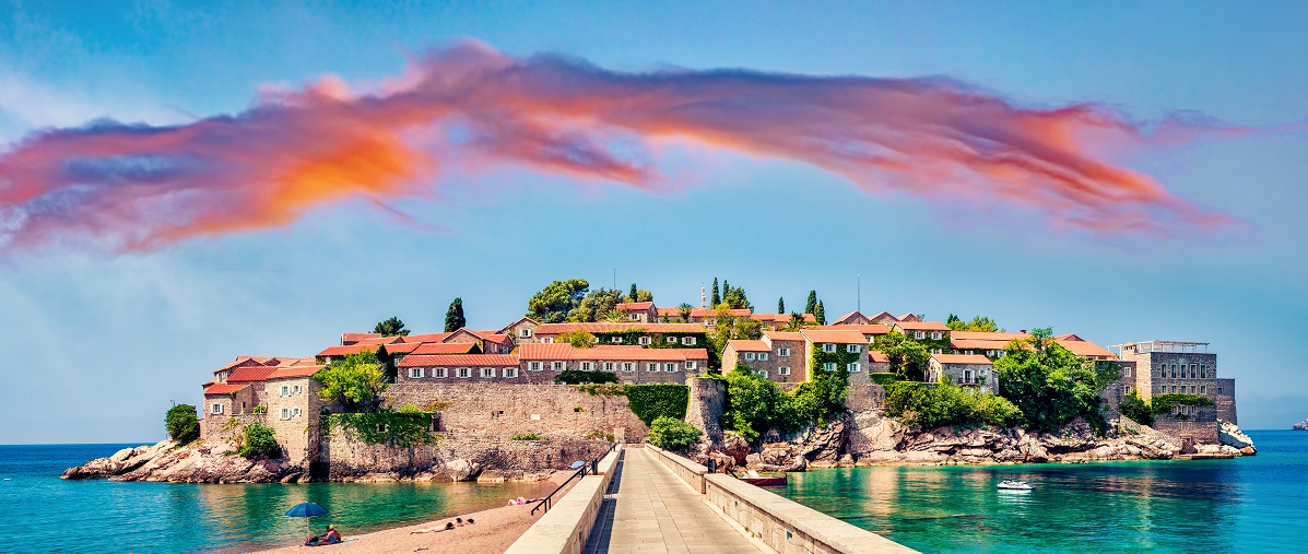Malé město Sveti Stefan na pobřeží Jaderského moře