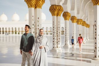 Uvnitř Velké mešity šejka Zayeda