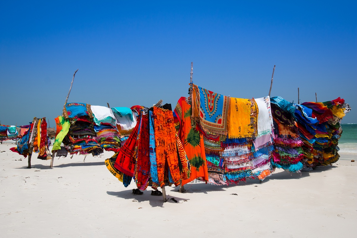 Keňa, typické africké látky na bílé písečné pláži