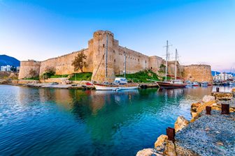 Severní Kypr, hrad Kyrenia ve starém přístavu