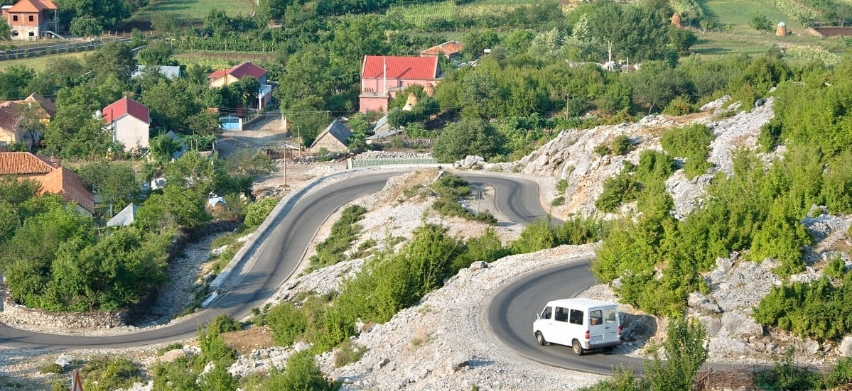 Doprava autobusy a minibusy je v Albánii dostupná