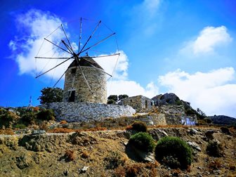Tradiční řecký větrný mlýn nad obcí Aperathos