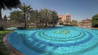 Bazén v hotelu Emirates Palace v Abú Dhabí