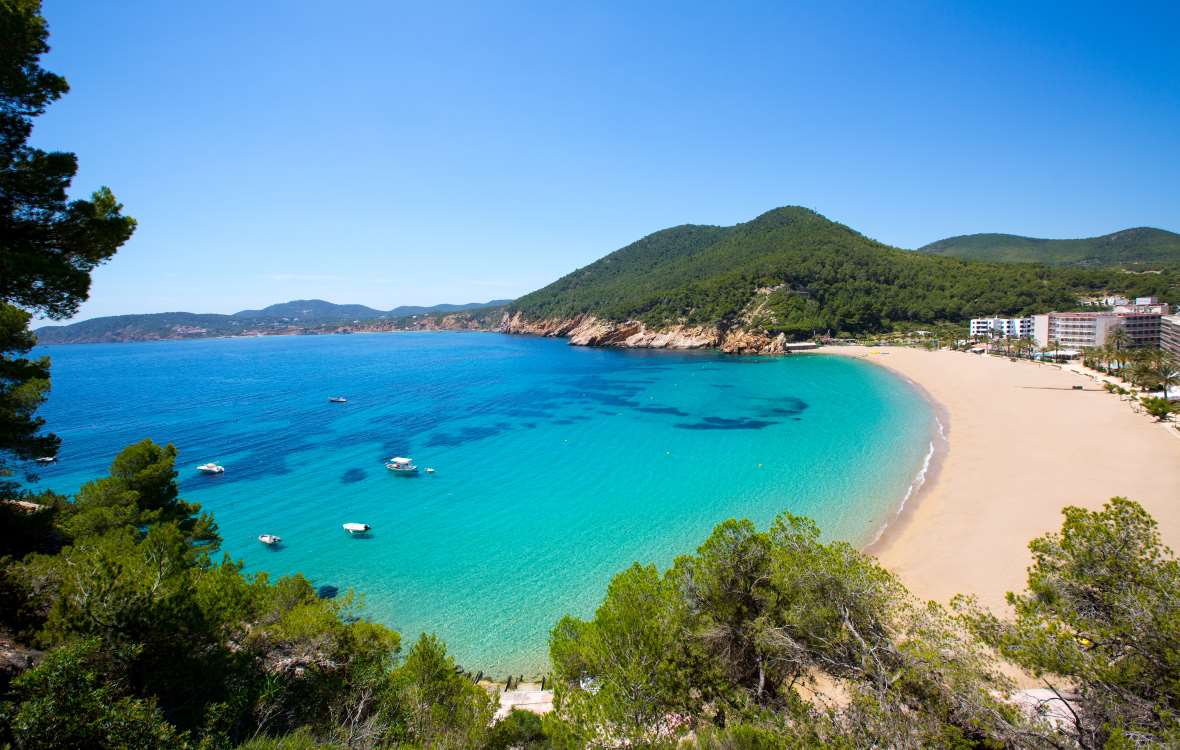 Cala San Vicente na severu Mallorcy se pyšní jemným bílým pískem.