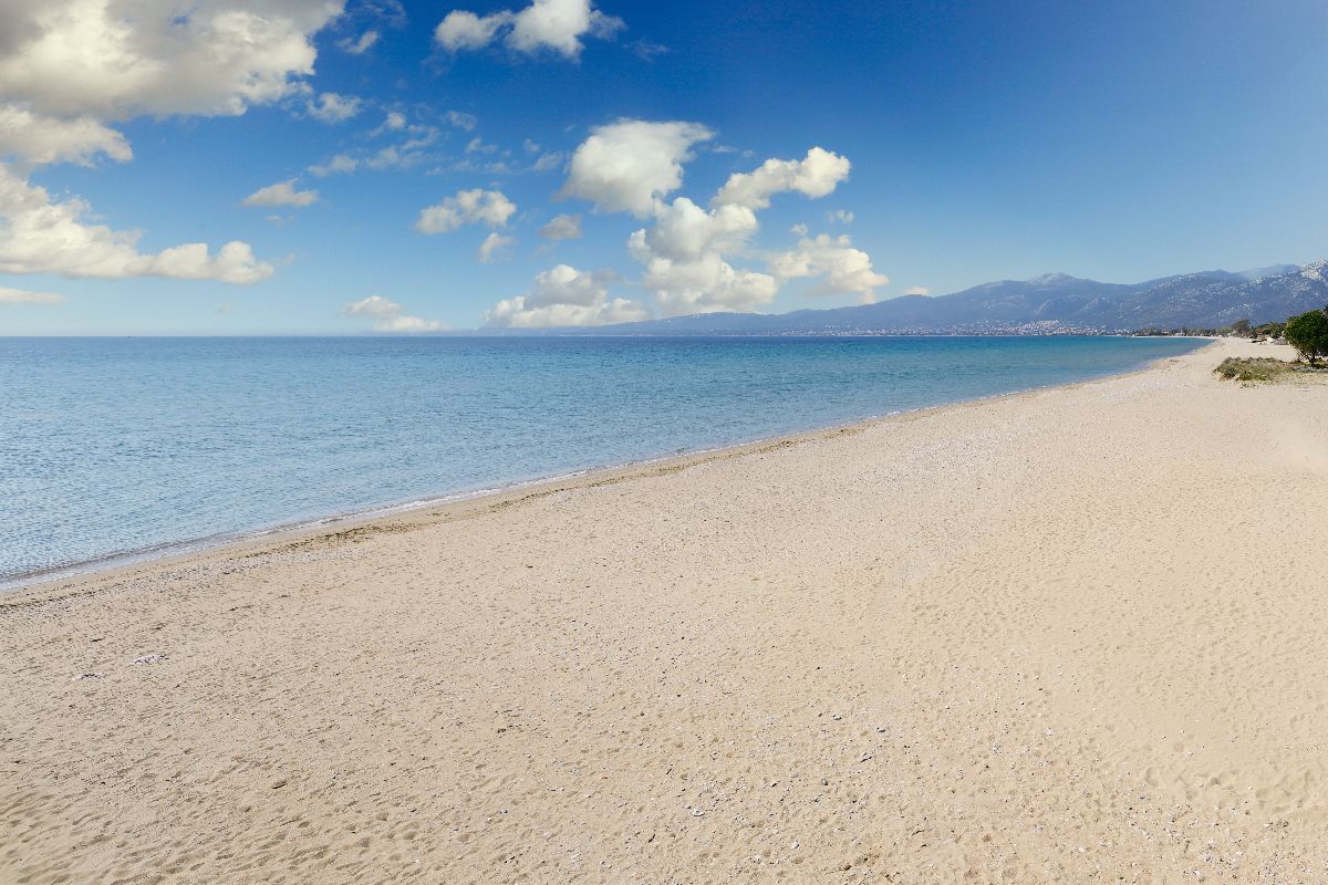 Pláž Schinias v Attice