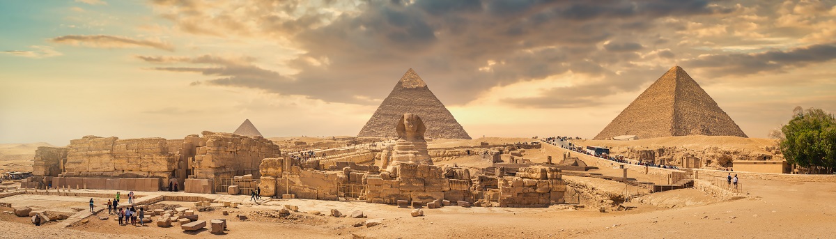 Sfinga a egyptské pyramidy v poušti